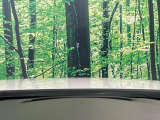 【ヘッドアップディスプレイ】現在の速度や走行情報をデジタル表示で運転席前方のガラスに投影!運転中、目線をずらさず必要な情報を確認できるのでとっても便利で安心!