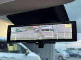 車両後方のカメラ映像をミラー面に表示。乗員や荷物で後方視界が遮られる場合でも、クリアな視界を確保して安全運転をサポートします。