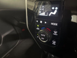 【オートエアコン】一度お好みの温度に設定すれば、車内の温度を検知し風量や温度を自動で調整。暑い&hellip;寒い&hellip;と何度もスイッチ操作をする必要はありません。快適な車内空間には必須の機能ですね♪