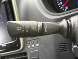雨天時でもクリアな視界を確保できるワイパーレバー。運転中の視界を良好に保ち、安全運転をサポートします。操作も簡単に行えます。