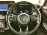 握りやすいステアリングは、運転操作をスムーズにします。スポーティーなデザインで、運転の楽しさをさらに引き立てます。