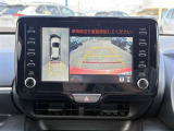 【パノラミックビュー】まるで真上から車を見下ろしているような映像で、駐車をサポート!周囲の死角をナビ画面に一画面で表示してくれるため、バック駐車が驚くほど簡単になります。