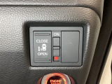 左側電動スライドドアは運転席からでも操作ができるように、ハンドル付近に開閉の操作スイッチが付いています。