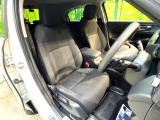 運転席まわりには十分なスペースがあり、大柄な方でもゆったり運転していただける環境です。