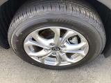 マツダ純正アルミホイール。タイヤサイズは215/60R16です