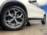 ●純正18インチアルミホイール:輸入車ならではの卓越した走りを支えるホイールと足回りです!日本車の走りに慣れている方にもぜひ体感して頂きたいほど、高いレベルでまとまっています!
