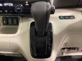 CVT車のセレクトレバーです。低速から高速まで、変速ショックのないスムーズな走りを実現するとともに、エンジン効率のよい領域を維持することで燃費にも貢献します。