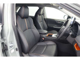 落ち着いた色使いの運転席周り。上品な色使いで飽きの来ないすっきりとしたデザインがいいですね。当たり前ですけど運転する上で長く居るのが運転席、リラックスできるデザインがいいです。