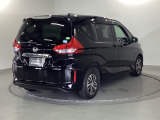 スライドドアは通常のドアに比べて、車のボディーに対し平行に開閉し、開けてもスペースを取りません。出入り口が大きいドアはお子様のいるご家庭はもちろん、混んだ駐車場でも大活躍です!