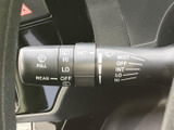 雨天時でもクリアな視界を確保できるワイパーレバー。運転の安全性を高める、重要な機能です。