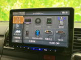多彩なソースに対応し、車内時間を豊かに彩ります。ラジオやCDはもちろん、Bluetooth接続でスマホの音楽も楽しめます。快適な空間を演出。