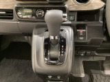CVT車のセレクトレバーです。低速から高速まで、変速ショックのないスムーズな走りと、エンジン効率のよい領域を維持して燃費にも貢献します。サイドブレーキはスイッチ操作の電子制御パーキングブレーキです。