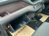 運転席からも助手席からも手が届きやすく、小物などを置いておくのにとても便利♪