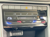 タッチコントロール式2ゾーンフルオートエアコンパネル。運転席、助手席それぞれ独立して温度管理が可能です。花粉やダストを除去するフレッシュエアフィルターも装備され、クリーンな室内環境を保ちます。