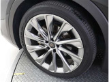 かっこいいホイールですね。 車のイメージを大きく左右するホイール部分はコダワリを持ちたいですね。