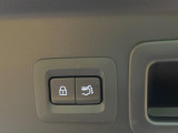 【パワーバックドア】スマートキーや運転席のボタンを押すだけでリアゲートが自動で開閉します!荷物を持っている時や、高い位置にあるバックドアを閉める際に便利な機能です♪