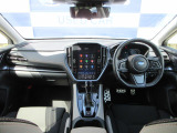 シンプルで機能的な運転席まわり。車お操作することを重視したインテリア。