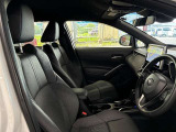運転席の画像です。足元やシートまわりに余裕があり、リラックスした姿勢で運転が可能です。視界も良好で操作系へのアクセスもしやすく、快適で安心感のあるドライブをサポートします。