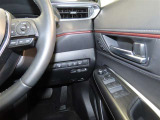 「中古車ハイブリッド保証」付き。ハイブリッド機構を無償で保証します。保証期間は、初度登録年月から10年目まで、またはロングラン保証が終わってから3年間。ただし累計走行距離が20万km以内です。