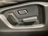 運転席にはパワーシートを装備!シート位置を記憶するメモリー機能付きなのでご夫婦で2名分セットすると便利です♪