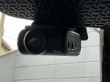 車室内カメラによる車内および車側面の撮影記録が駐車時の安心を高めるとともに、走行中の幅寄せ対策や後方撮影(リヤガラス越し)にも対応しています。