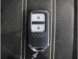 スマートキーが装備されています。携帯するだけで、ドアの開閉や鍵の施錠解錠またエンジン始動が出来るセキュリティ機能の付いたキーです。