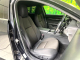 運転席まわりには十分なスペースがあり、大柄な方でもゆったり運転していただける環境です。