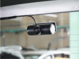 ◆車内カメラ◆前方・後方はもちろん、車内向きのカメラでも記録。左右をワイドに撮ることができ、幅寄せや側面衝突、威圧的なドライバーの危険行為など、クルマ周囲のトラブルもしっかり記録できます。