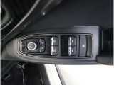 運転席には、ドアミラーの開閉および角度調整、集中ドアロック機能、さらには全ウィンドーの開閉操作を可能にするスイッチが一つに集約。運転中でもスムーズかつ効率的に操作でき、安全性と快適性に役立っています。