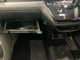 車検証入れになどにも使える便利な収納BOXあります。