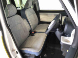 運転席の座面高さを調整できるシートリフターが付いています。フロントシートはベンチシートを採用で、座面も広く使い勝手もいいですよ♪