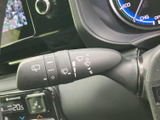 雨天時でもクリアな視界を確保するワイパーレバー。運転状況に合わせて、最適な設定で快適なドライブをサポートします。