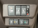 両側電動スライドドアは運転席から操作ができるよう、操作スイッチが付いています。Hondaセンシング用のVSA(ABS+TCS+横滑り抑制)解除とレーンキープアシストシステムなどのスイッチがあります。