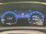 視認性の高いメーターで、運転に必要な情報をスムーズに把握できます。運転席を洗練された空間に演出します。