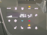 【オートエアコン】一度お好みの温度に設定すれば、車内の温度を検知し風量や温度を自動で調整。暑い&hellip;寒い&hellip;と何度もスイッチ操作をする必要はありません。快適な車内空間には必須の機能ですね♪