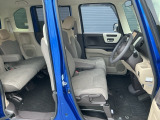 フロントシートです!!ベンチシートなので座席の移動もスムーズに出来ます!!足元も広く運転も楽ですよ!!