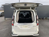 バックドアの上半分だけ開閉できます。荷崩れしそうな時や駐車スペースが限られる時に活躍します。