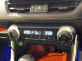 【左右独立型フルオートエアコン】運転席と助手席でそれぞれお好みの温度に設定可能。同乗者にも配慮した、快適な空調をお届け致します。