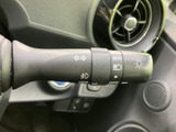 操作しやすいウインカーレバーで、安全な車線変更をサポートします。ヘッドライトの操作もスムーズに行え、夜間走行も安心です。
