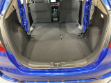 後席背もたれを倒せばちょっと大きめの荷物や長いものを積みたい時に便利です。