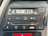 【オートエアコン】一度お好みの温度に設定すれば、車内の温度を検知し風量や温度を自動で調整。暑い&hellip;寒い&hellip;と何度もスイッチ操作をする必要はありません。快適な車内空間には必須の機能ですね♪