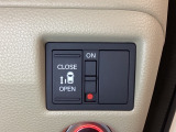 左側電動スライドドアは運転席からでも操作ができるように、ハンドル付近に開閉の操作スイッチが付いています。