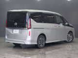 縦型のLEDリヤコンビネーションランプが視認性と存在感を高めるリヤスタイル。安定感のあるスタイリッシュなデザインです。
