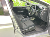 運転席からの視界は広く、運転操作もスムーズに行えます。シートの形状も工夫されており、長距離運転でも疲れにくいでしょう。