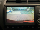 【バックカメラ】運転席から画面上で安全確認ができます。駐車が苦手な方にもオススメな便利機能です。