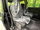 高品質なオリジナルフロアマットもオプションにてご用意しております。お好きなデザインやカラーをお車に合わせて選んでいただくことができます♪