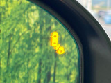 【ブラインドスポットインフォメーション】走行中、ドアミラーの死角になりやすい箇所に後続車が接近するとサイドミラー付近に警告を表示、ドライバーに注意喚起をしてくれます。