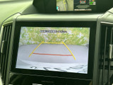 後方の状況を安全に確認できるバックモニター。狭い場所での駐車や車庫入れをサポートし、運転の負担を軽減します。ガイドライン表示で、よりスムーズな駐車操作を。