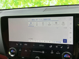 直感的な操作で快適なドライブをサポート。お気に入りの音楽や目的地をスムーズに設定できます。使いやすさを追求したインターフェースが特徴です。