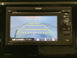 バックでの車庫入れも安心です! リアカメラが付いているバックモニター付のディスプレイオーディオを装備しております。操作線もついており距離感も画面から確認できます。